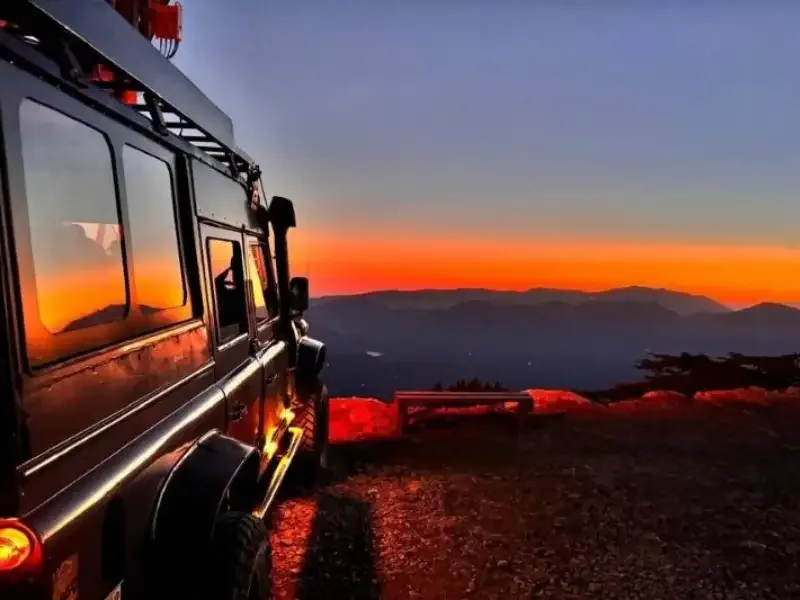Zdjęcia Jeep Kaizer Night Safari: jeep o zachodzie słońca, nocny pojazd safari, goście w jeepie i płomienie Yanartaş