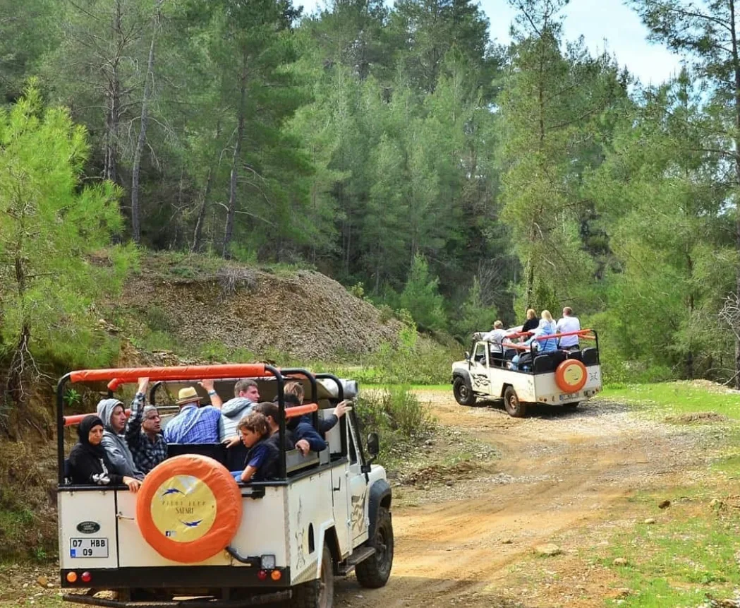 Jeep Kaizer bei einer Flussdurchfahrt in der Taurusnatur